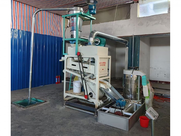 小型面粉機(jī)械加工的過程中是流水線式的，幾乎不需要人工的參與